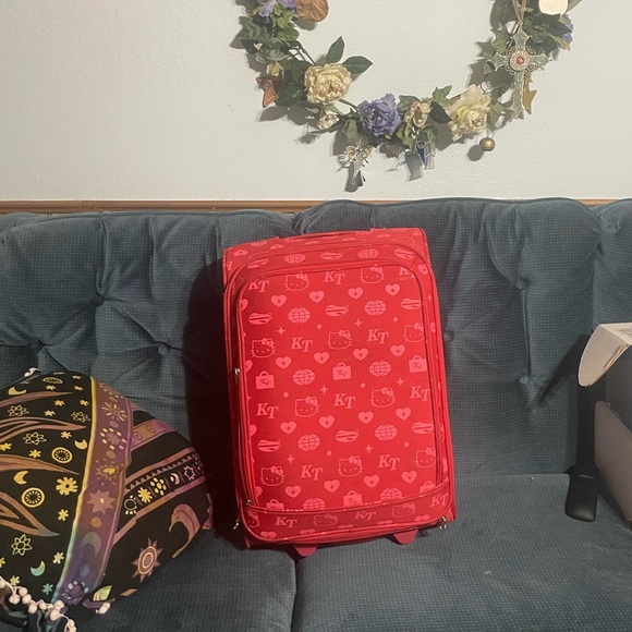 Hello kitty suit case - Picture 2 of 2